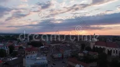 4景观城市天际线的空中延时/超移，在利沃夫观赏日落的阳光